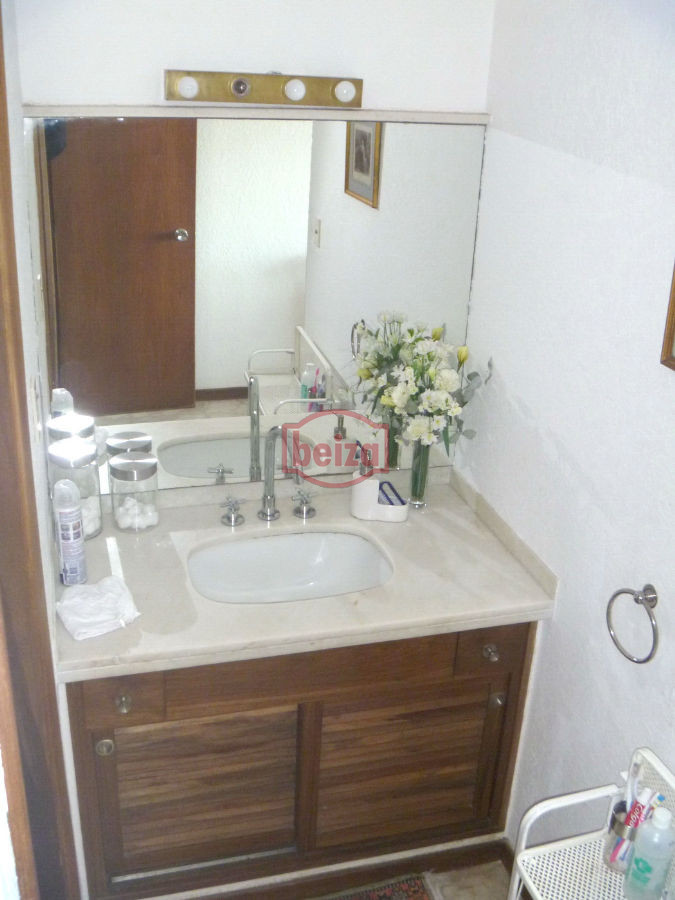 Apartamento ID.162622/EXCELENTE-ENTORNO-Punta-del-Este-cerca-del-shopping- - A pasos de la playa con vista a la bahía - Complejo completo en servicios