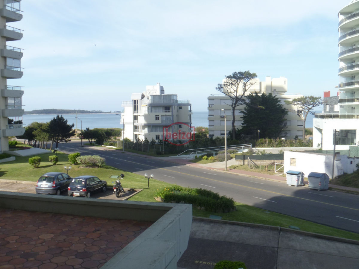 Apartamento ID.162622/EXCELENTE-ENTORNO-Punta-del-Este-cerca-del-shopping- - A pasos de la playa con vista a la bahía - Complejo completo en servicios