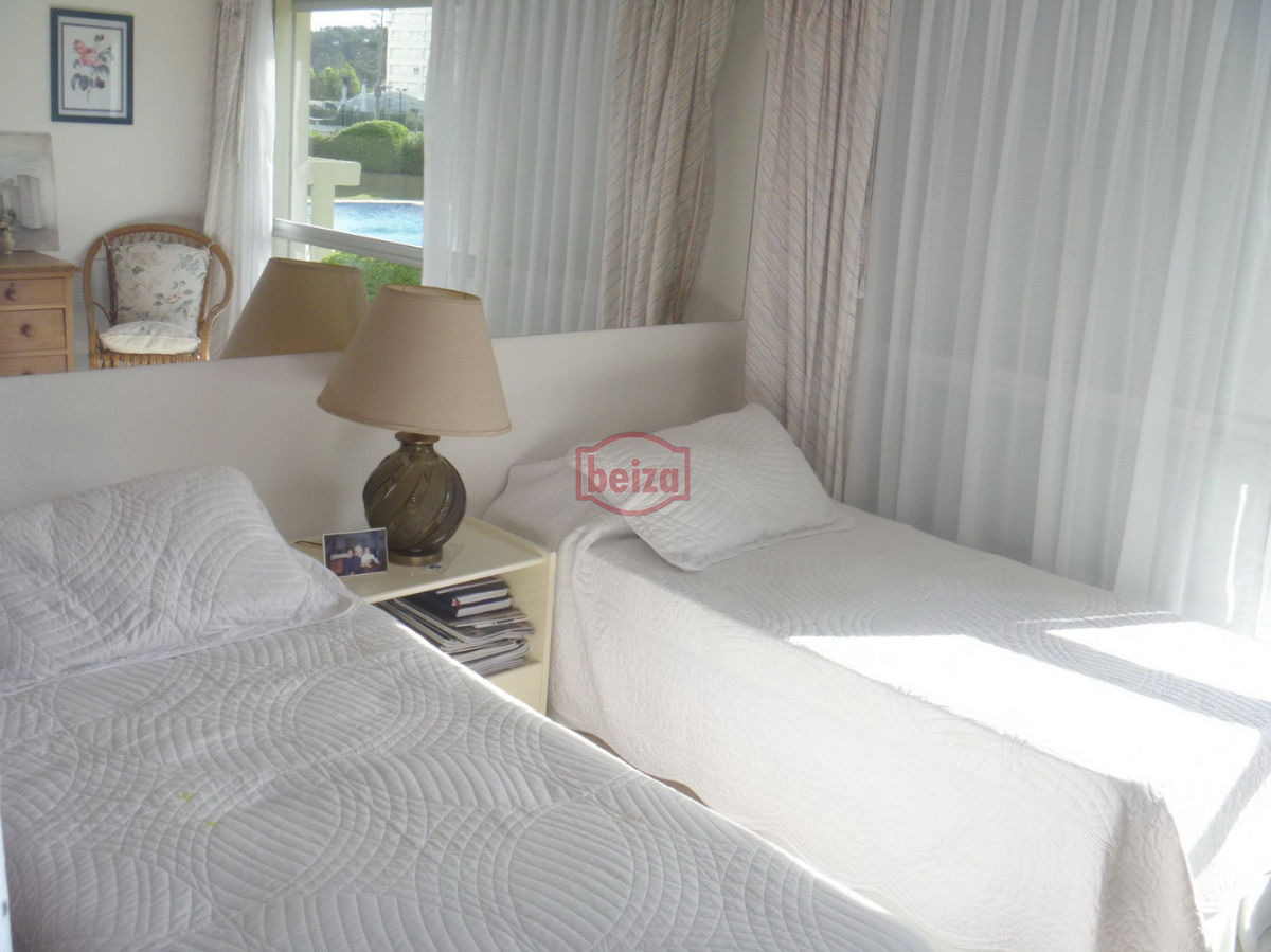 Apartamento ID.162622/EXCELENTE-ENTORNO-Punta-del-Este-cerca-del-shopping- - A pasos de la playa con vista a la bahía - Complejo completo en servicios