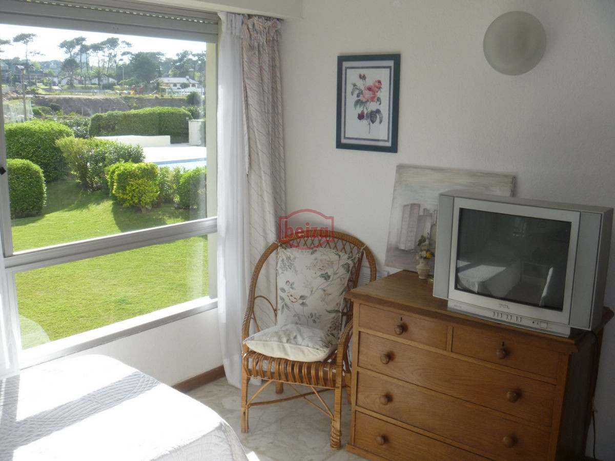 Apartamento ID.162622/EXCELENTE-ENTORNO-Punta-del-Este-cerca-del-shopping- - A pasos de la playa con vista a la bahía - Complejo completo en servicios