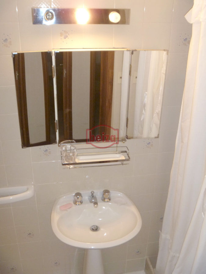 Apartamento ID.162622/EXCELENTE-ENTORNO-Punta-del-Este-cerca-del-shopping- - A pasos de la playa con vista a la bahía - Complejo completo en servicios