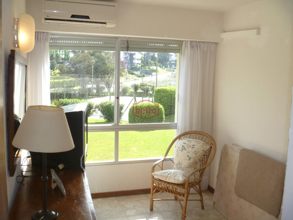 Apartamento ID.162622/EXCELENTE-ENTORNO-Punta-del-Este-cerca-del-shopping- - A pasos de la playa con vista a la bahía - Complejo completo en servicios