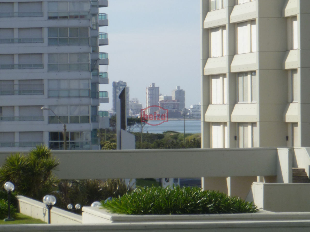 Apartamento ID.162622/EXCELENTE-ENTORNO-Punta-del-Este-cerca-del-shopping- - A pasos de la playa con vista a la bahía - Complejo completo en servicios