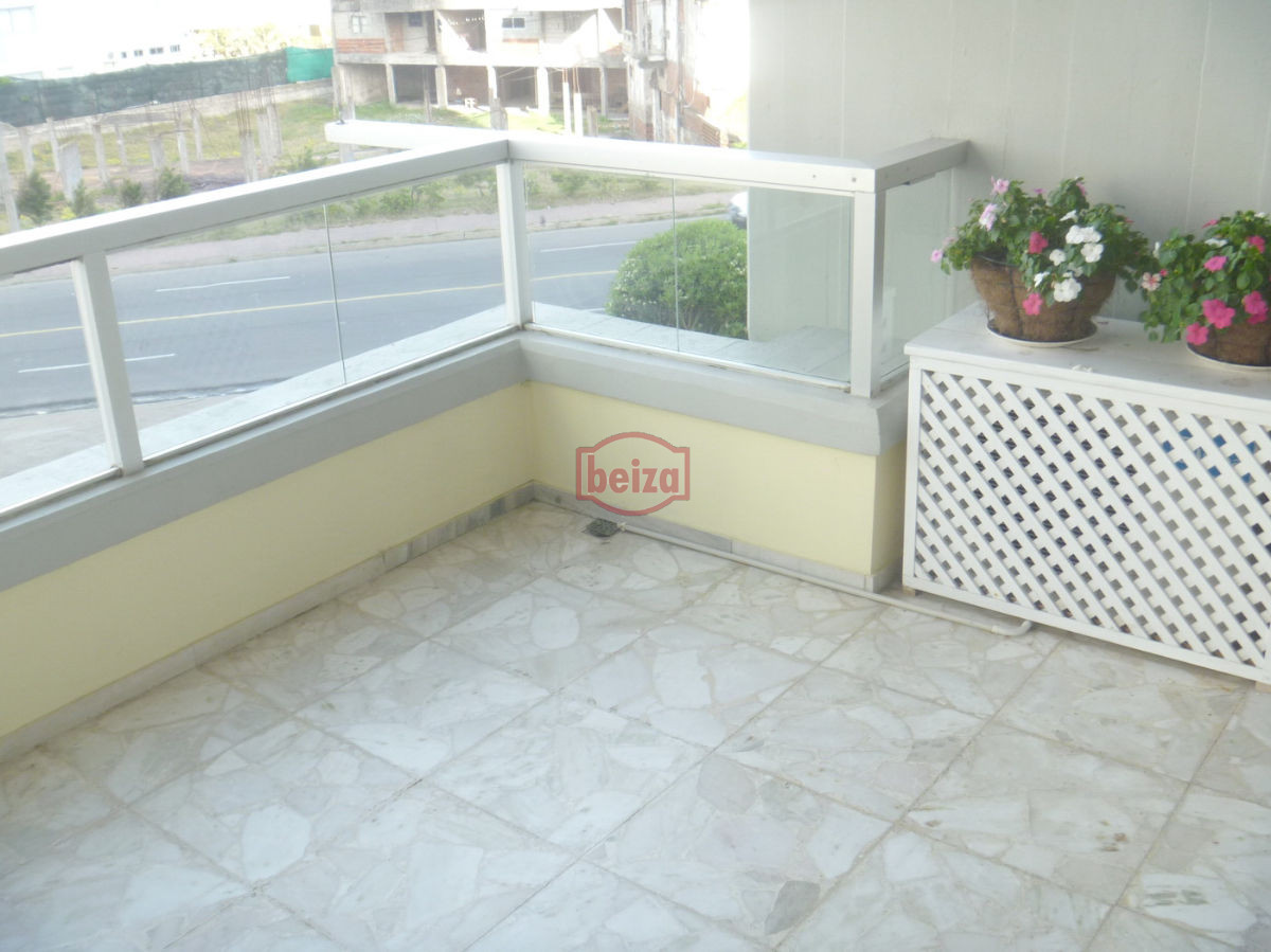 Apartamento ID.162622/EXCELENTE-ENTORNO-Punta-del-Este-cerca-del-shopping- - A pasos de la playa con vista a la bahía - Complejo completo en servicios