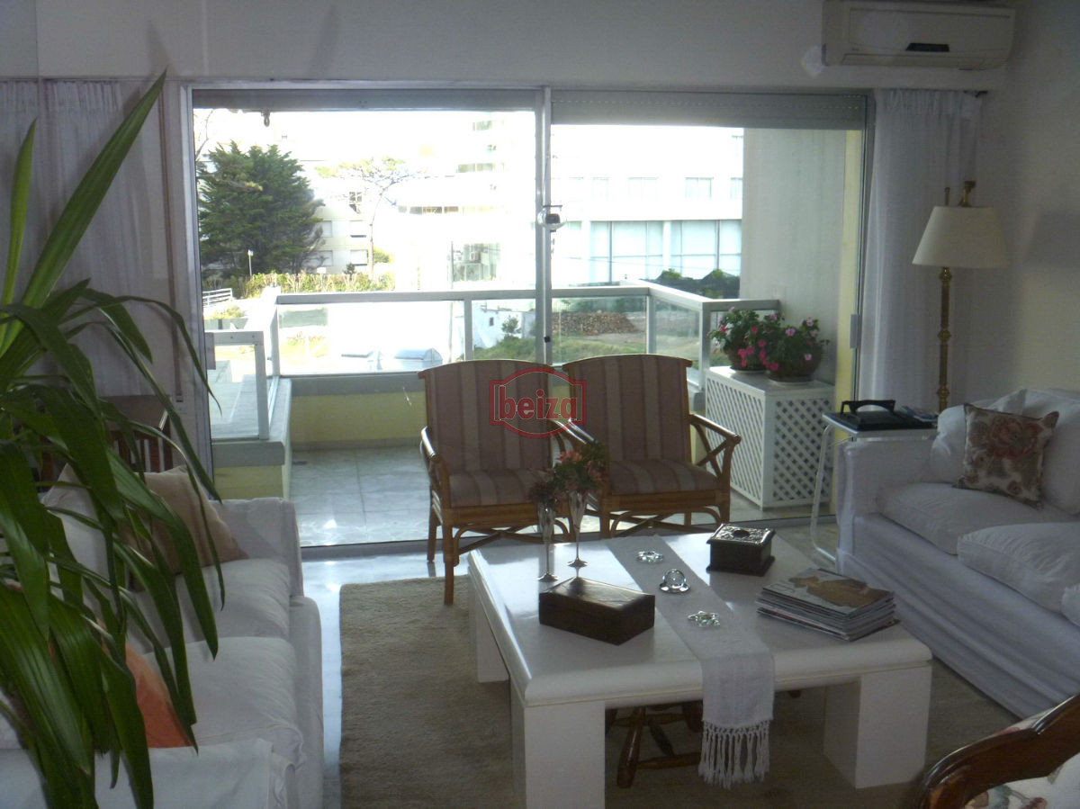 Apartamento ID.162622/EXCELENTE-ENTORNO-Punta-del-Este-cerca-del-shopping- - A pasos de la playa con vista a la bahía - Complejo completo en servicios