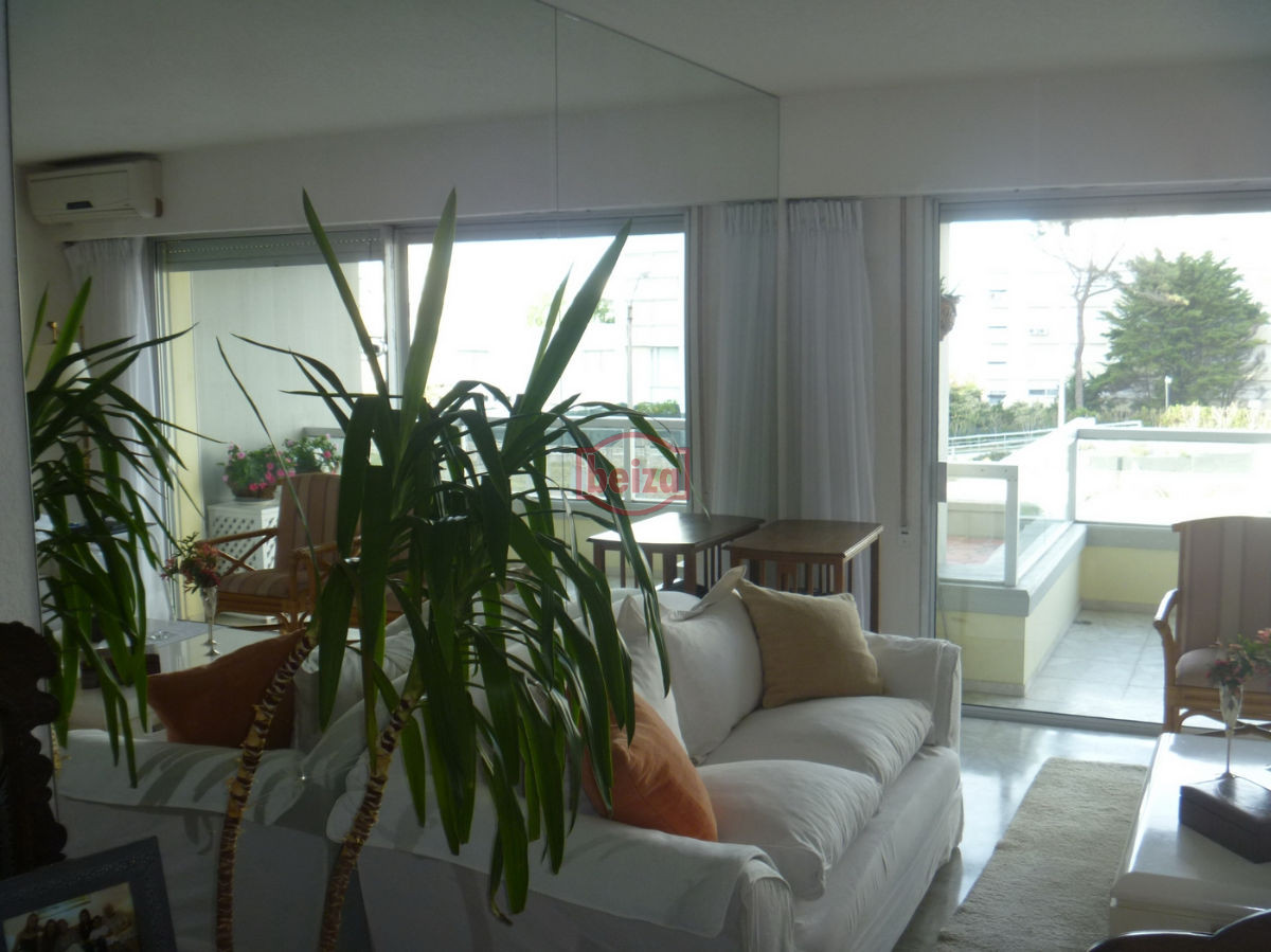 Apartamento ID.162622/EXCELENTE-ENTORNO-Punta-del-Este-cerca-del-shopping- - A pasos de la playa con vista a la bahía - Complejo completo en servicios