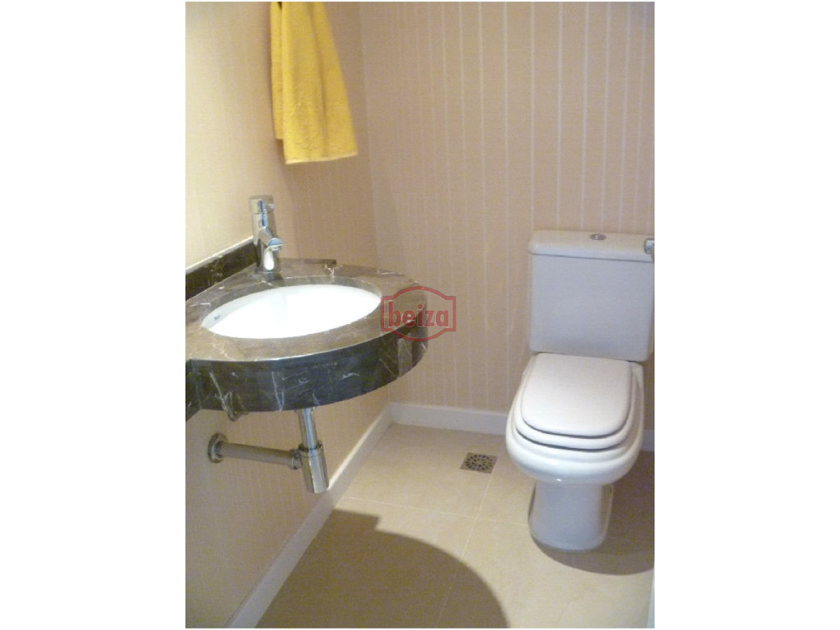 Apartamento ID.162909/VENTA-A-pasos-del-puerto--2-dormitorios-2-baños-con-garage - 2 Dormitorios y medio. Variedad de amenities.