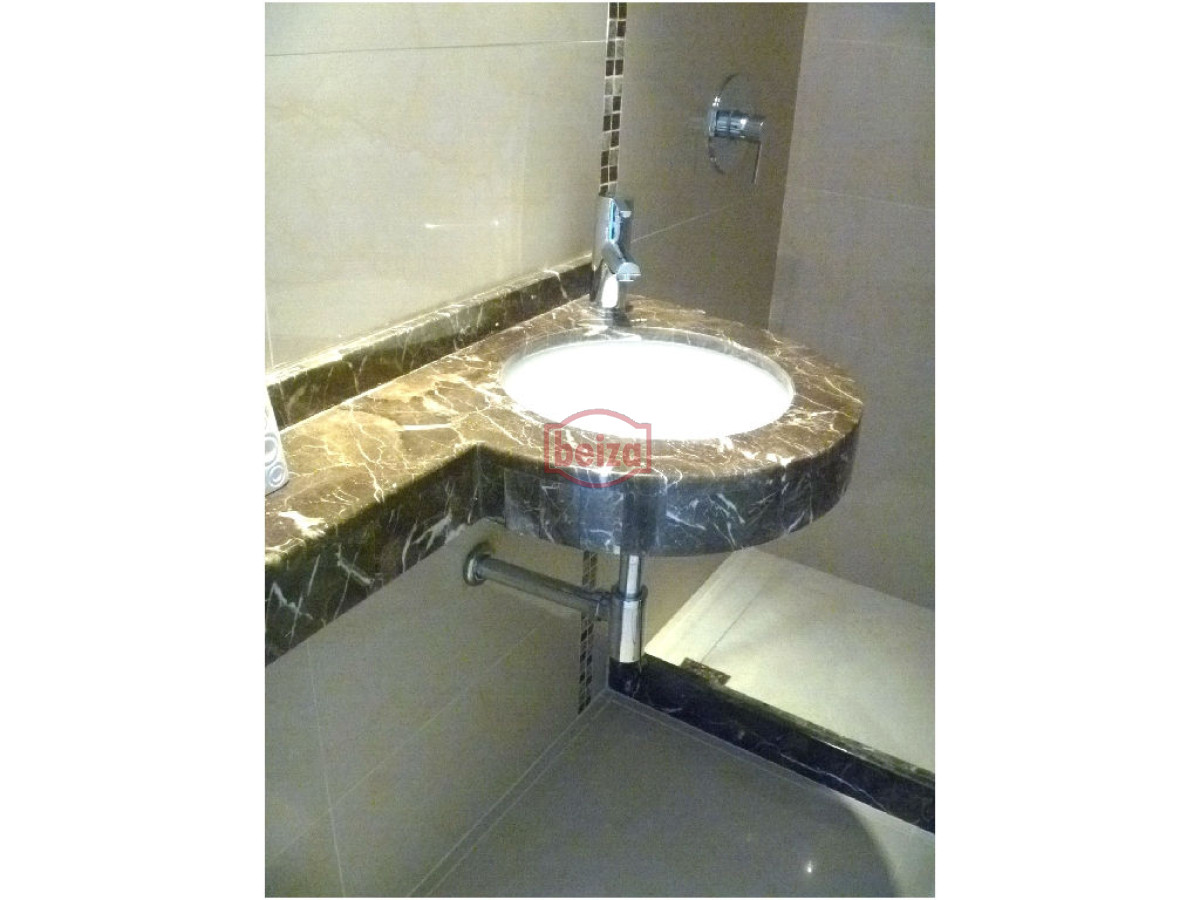 Apartamento ID.162909/VENTA-A-pasos-del-puerto--2-dormitorios-2-baños-con-garage - 2 Dormitorios y medio. Variedad de amenities.