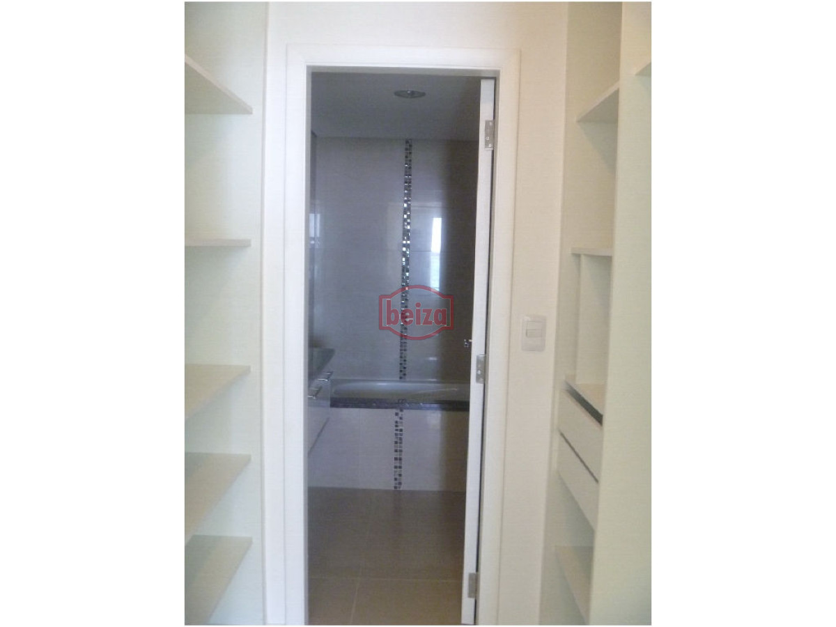 Apartamento ID.162909/VENTA-A-pasos-del-puerto--2-dormitorios-2-baños-con-garage - 2 Dormitorios y medio. Variedad de amenities.