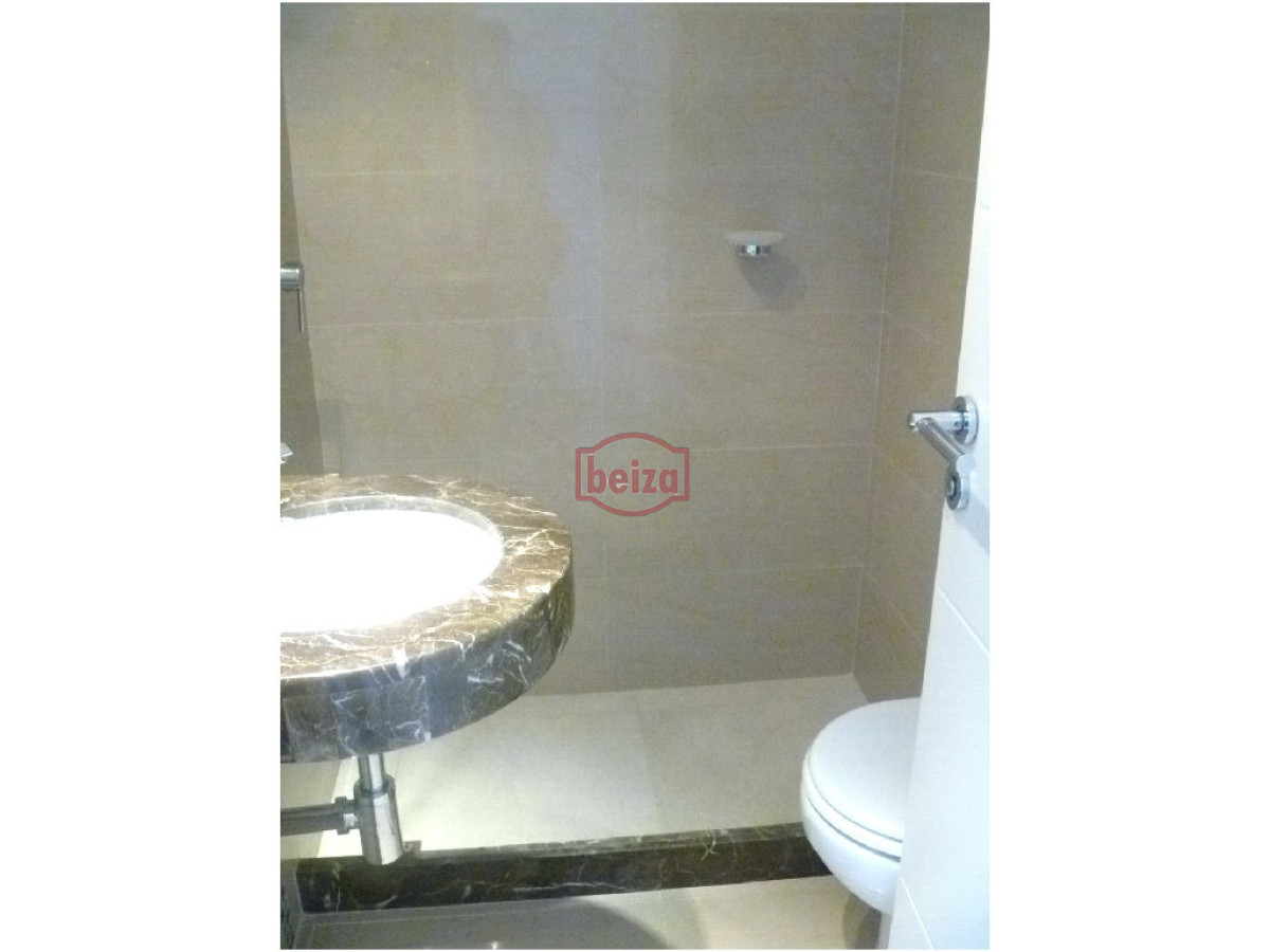 Apartamento ID.162909/VENTA-A-pasos-del-puerto--2-dormitorios-2-baños-con-garage - 2 Dormitorios y medio. Variedad de amenities.