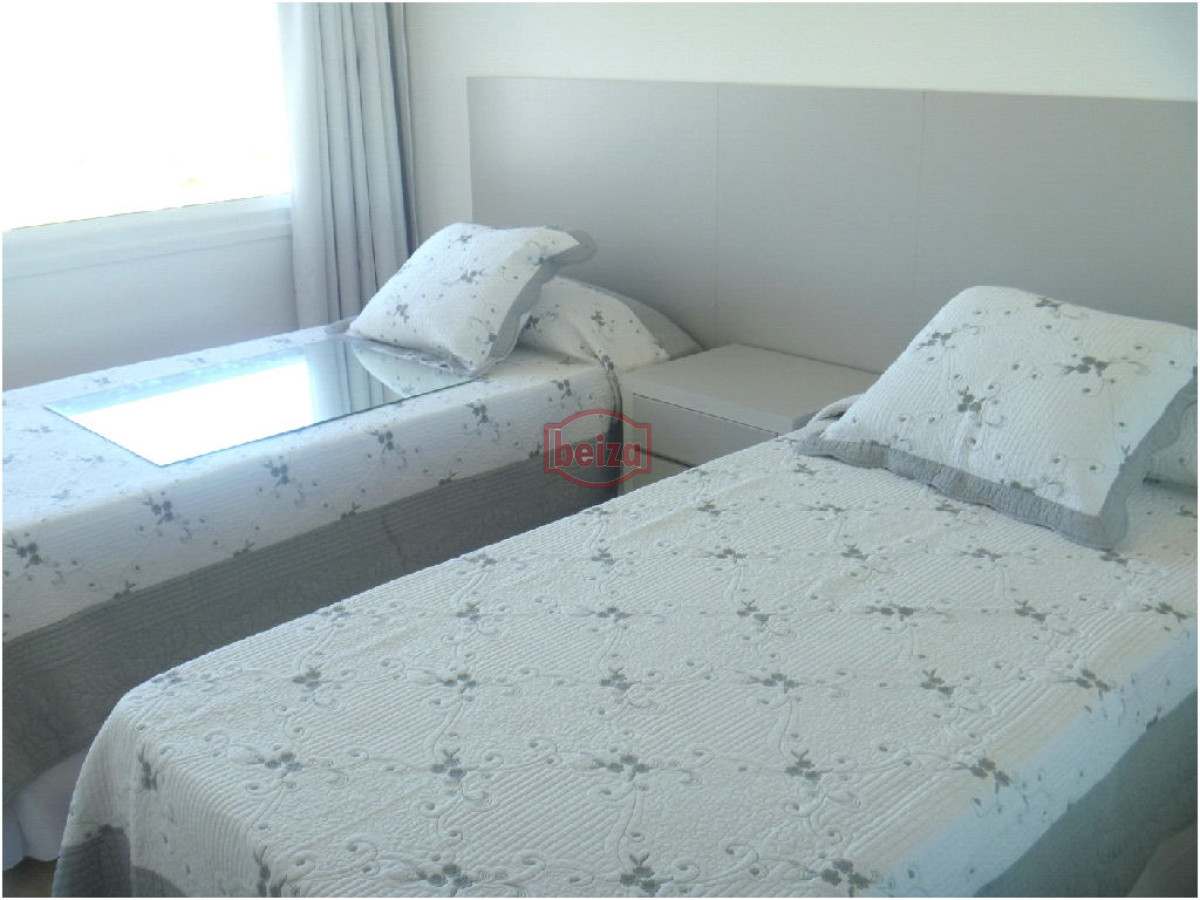 Apartamento ID.162909/VENTA-A-pasos-del-puerto--2-dormitorios-2-baños-con-garage - 2 Dormitorios y medio. Variedad de amenities.
