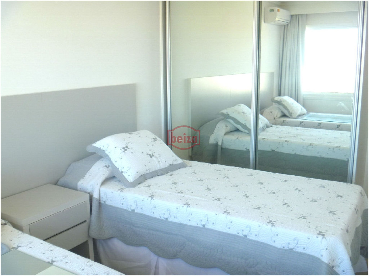 Apartamento ID.162909/VENTA-A-pasos-del-puerto--2-dormitorios-2-baños-con-garage - 2 Dormitorios y medio. Variedad de amenities.