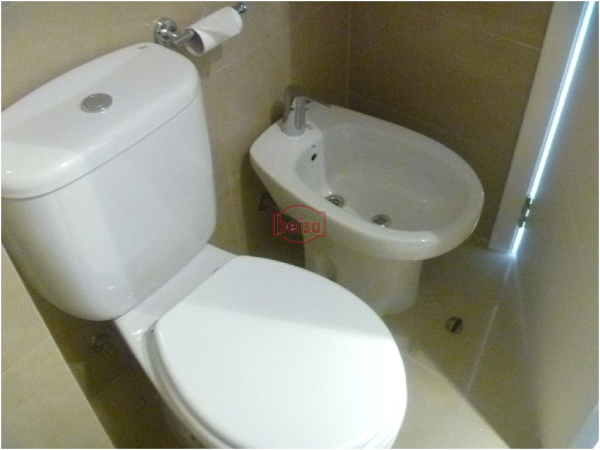 Apartamento ID.162909/VENTA-A-pasos-del-puerto--2-dormitorios-2-baños-con-garage - 2 Dormitorios y medio. Variedad de amenities.
