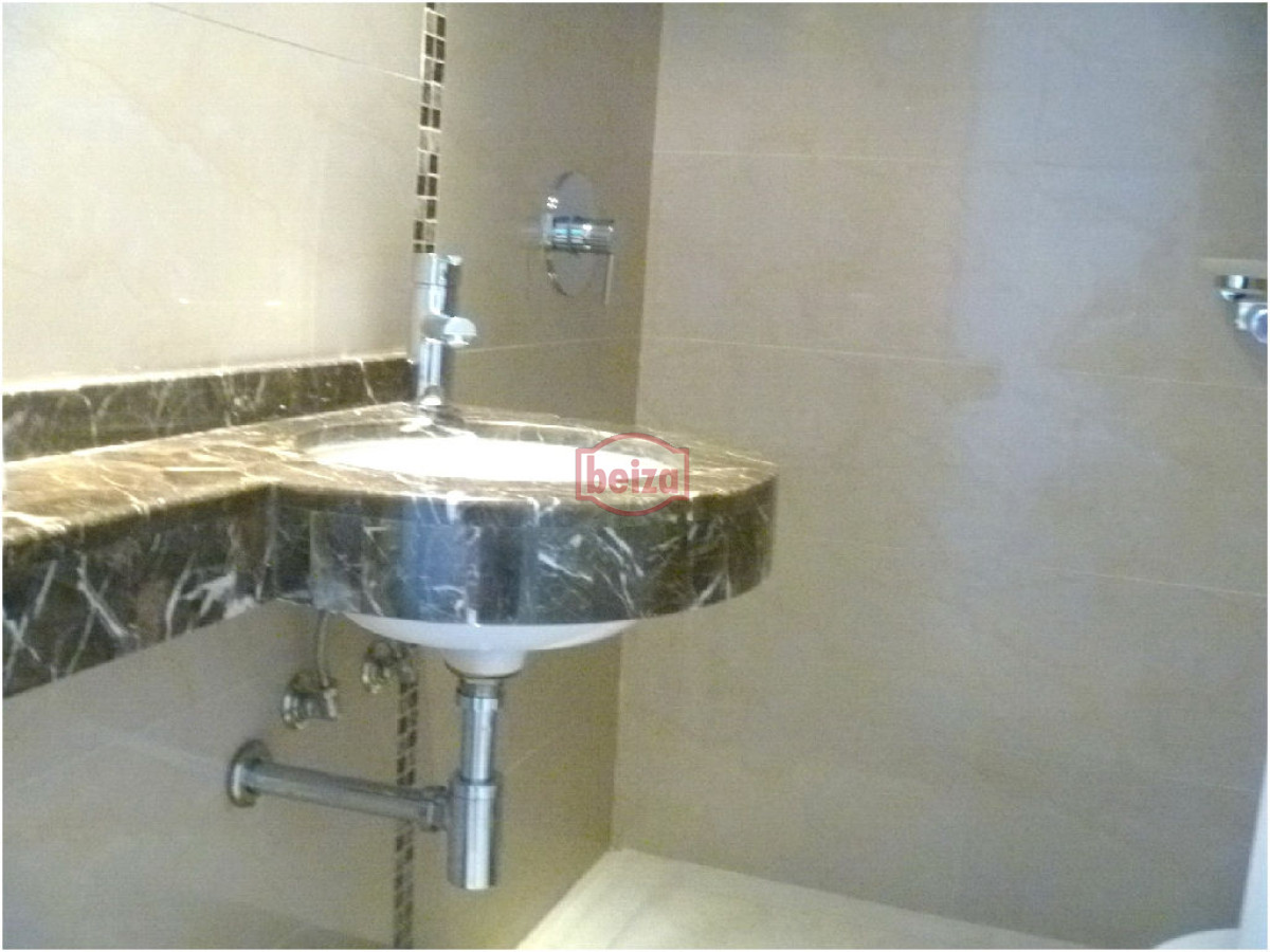 Apartamento ID.162909/VENTA-A-pasos-del-puerto--2-dormitorios-2-baños-con-garage - 2 Dormitorios y medio. Variedad de amenities.