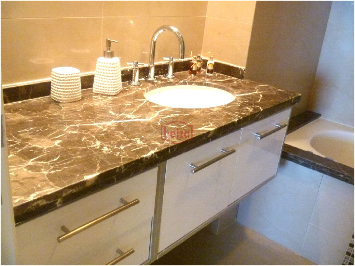 Apartamento ID.162909/VENTA-A-pasos-del-puerto--2-dormitorios-2-baños-con-garage - 2 Dormitorios y medio. Variedad de amenities.