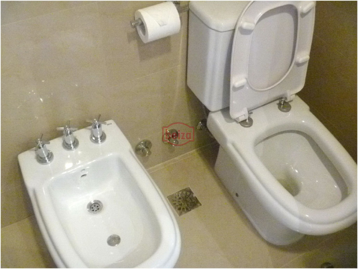 Apartamento ID.162909/VENTA-A-pasos-del-puerto--2-dormitorios-2-baños-con-garage - 2 Dormitorios y medio. Variedad de amenities.