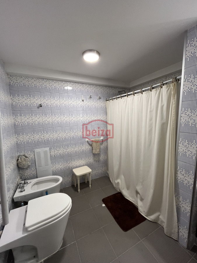 Apartamento ID.166073/En-alquiler-apartamento-de-3-dormitorios-con-amenities-y-vista-a-la-isla-y-los-dedos-garage-en-subsuelo-lavadero-mucama-piscina - Mansa frente al mar de 3 dormitorios y dependencia y parrillero