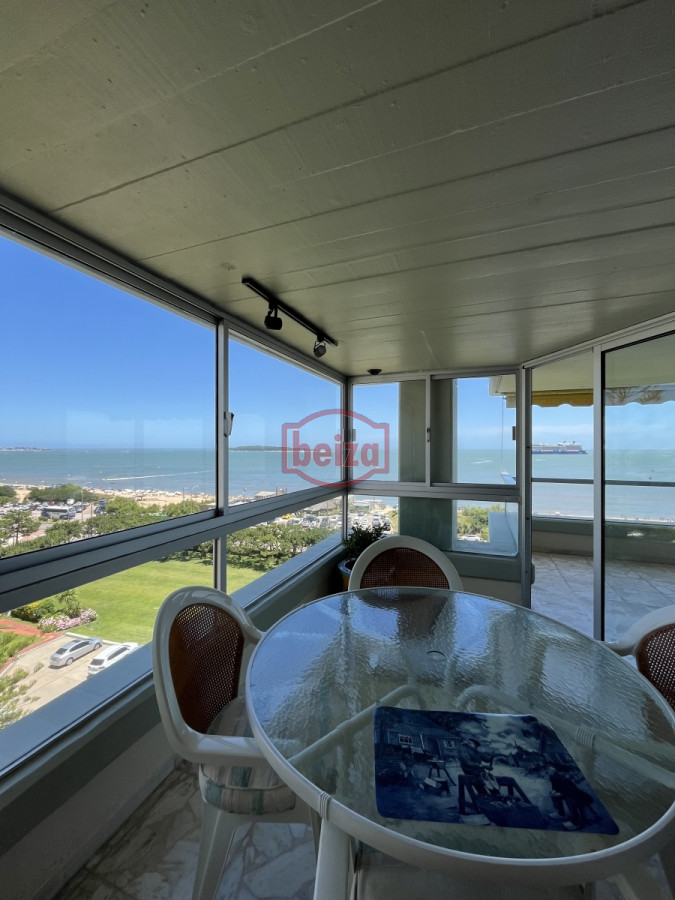 Apartamento ID.166073/En-alquiler-apartamento-de-3-dormitorios-con-amenities-y-vista-a-la-isla-y-los-dedos-garage-en-subsuelo-lavadero-mucama-piscina - Mansa frente al mar de 3 dormitorios y dependencia y parrillero