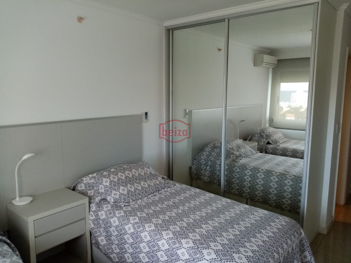 Apartamento ID.162909/VENTA-A-pasos-del-puerto--2-dormitorios-2-baños-con-garage - 2 Dormitorios y medio. Variedad de amenities.