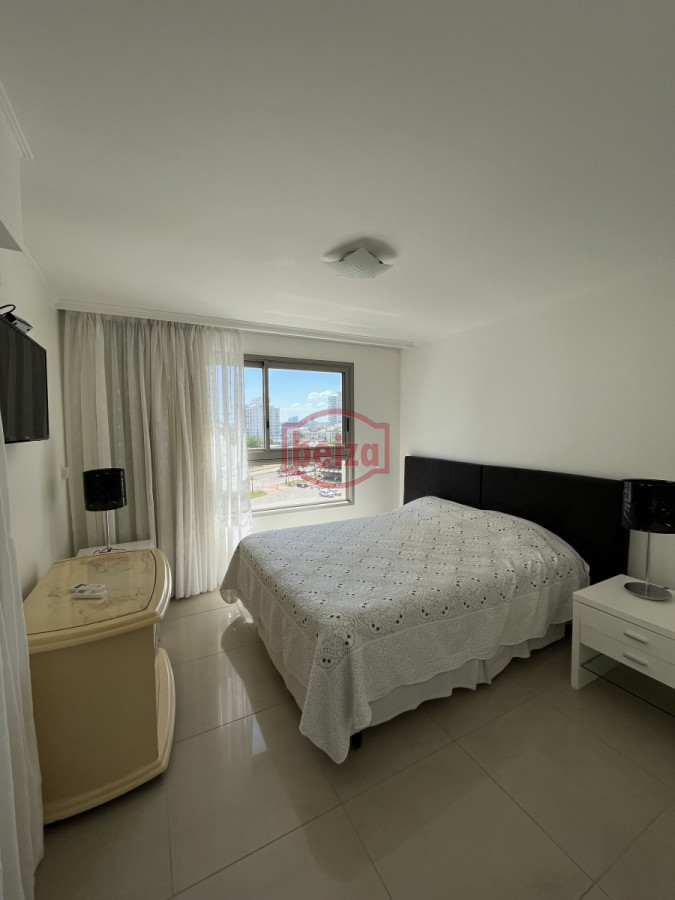 Apartamento ID.161163/Apartamentos-en-Alquiler--Beiza-Propiedades - Imperiale I - 3 dormitorios en suite más servicio (planta esquinera)