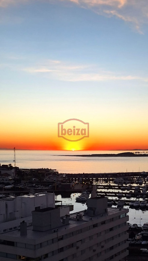 Apartamento con hermosa vista al puerto de un dormitorio y garage - BZA166653A