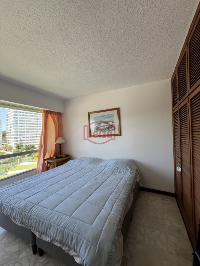 Apartamento ID.166073/En-alquiler-apartamento-de-3-dormitorios-con-amenities-y-vista-a-la-isla-y-los-dedos-garage-en-subsuelo-lavadero-mucama-piscina - Mansa frente al mar de 3 dormitorios y dependencia y parrillero