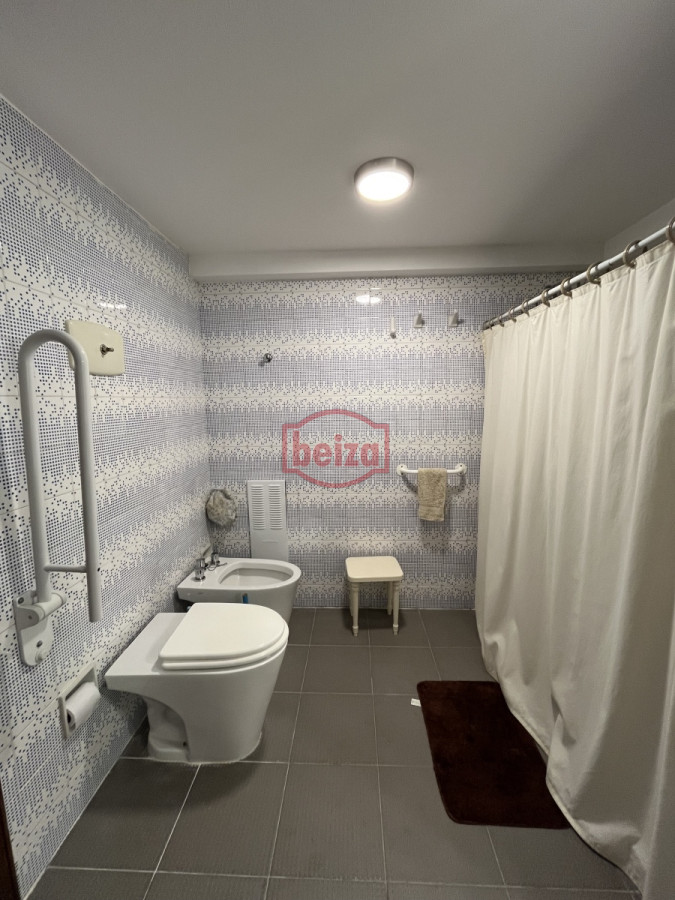 Apartamento ID.166073/En-alquiler-apartamento-de-3-dormitorios-con-amenities-y-vista-a-la-isla-y-los-dedos-garage-en-subsuelo-lavadero-mucama-piscina - Mansa frente al mar de 3 dormitorios y dependencia y parrillero