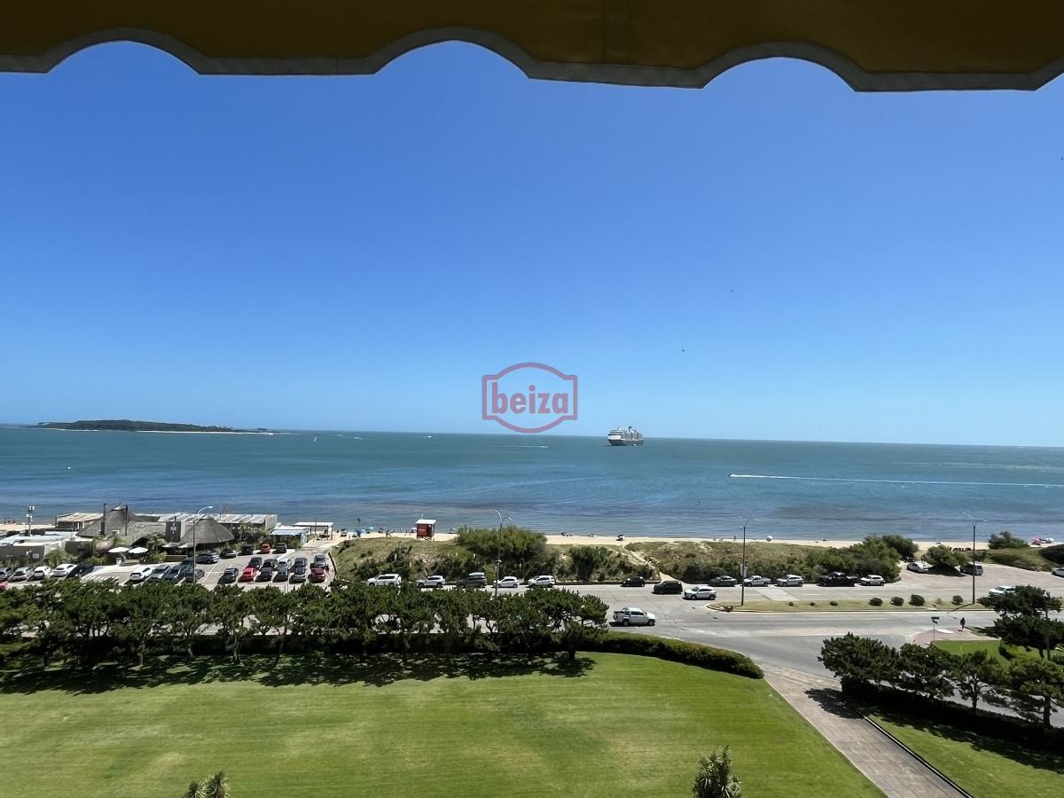Apartamento ID.166073/En-alquiler-apartamento-de-3-dormitorios-con-amenities-y-vista-a-la-isla-y-los-dedos-garage-en-subsuelo-lavadero-mucama-piscina - Mansa frente al mar de 3 dormitorios y dependencia y parrillero