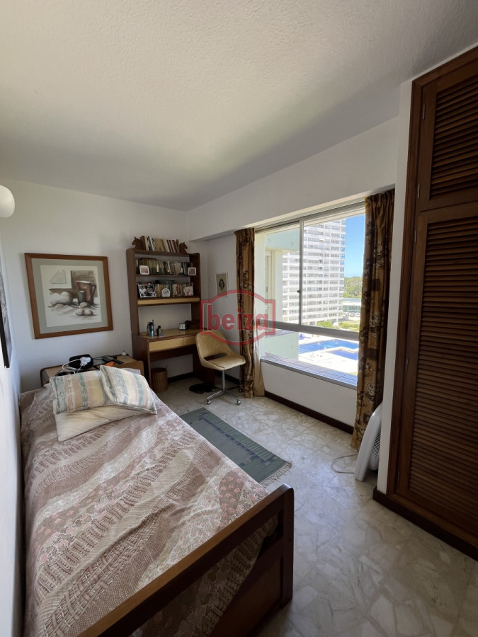 Apartamento ID.166073/En-alquiler-apartamento-de-3-dormitorios-con-amenities-y-vista-a-la-isla-y-los-dedos-garage-en-subsuelo-lavadero-mucama-piscina - Mansa frente al mar de 3 dormitorios y dependencia y parrillero