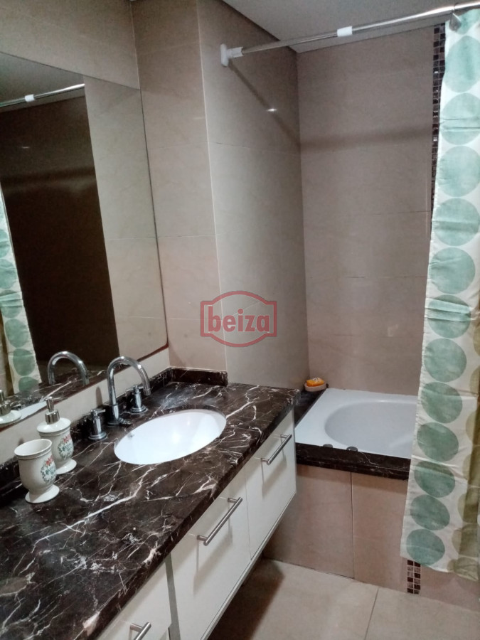 Apartamento ID.162909/VENTA-A-pasos-del-puerto--2-dormitorios-2-baños-con-garage - 2 Dormitorios y medio. Variedad de amenities.