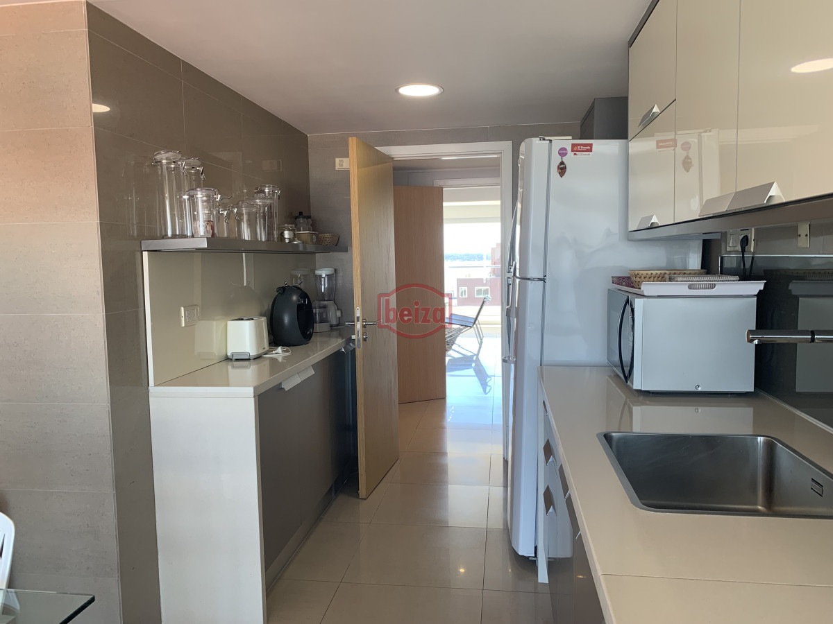 Apartamento ID.166885 - Venta apartamento 3 dormitorios mas servicio playa mansa