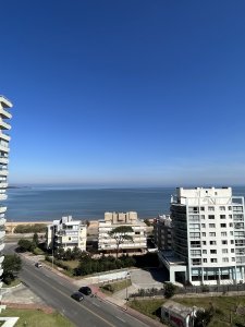 Alquiler de apartamento sobre playa mansa