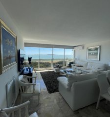 Frente al Mar en Playa Mansa ? 3 Dormitorios con Vista Única