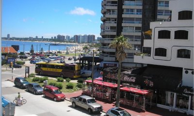 Apartamento de 2 dormitorios - A pasos de la Mansa y la Brava