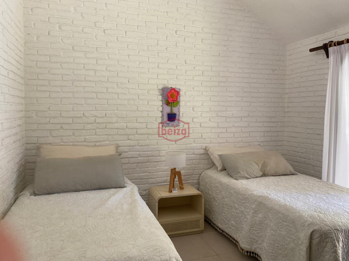 Casa ID.163129/Casa-en-Mansa,-5-dormitorios-* - casa muy bien ubicada en alquiler