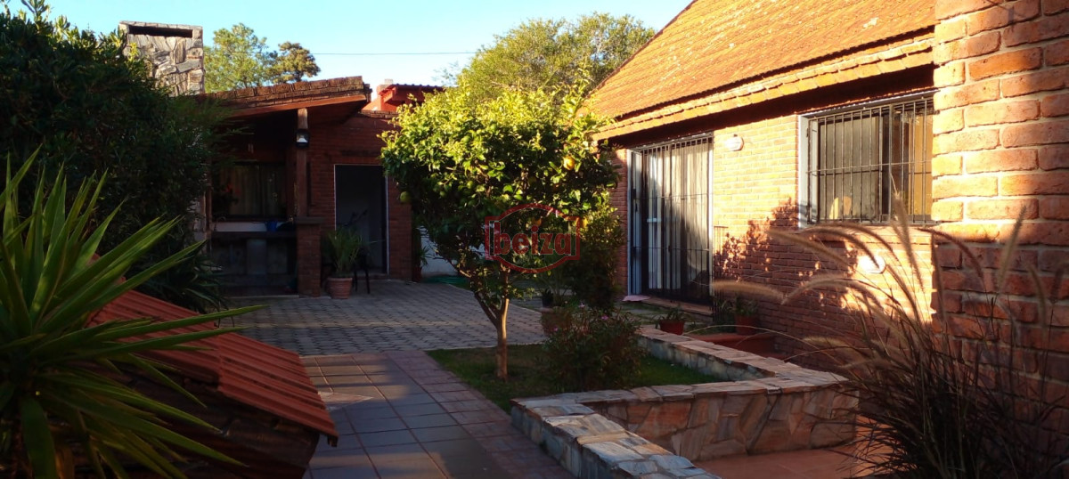 Casa ID.165809/VENDE-CHALET-TRES-DORMITORIOS-,-DOS-BAÑOS-Y-DORMITORIO-Y-BAÑO-DE-SERVICIO- - casa en venta