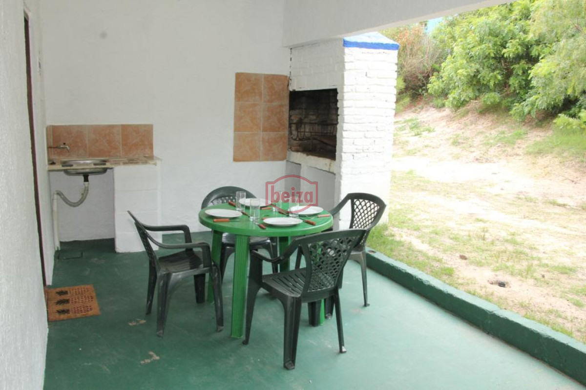 Casa ID.166884/Casa-de-3-dormitorios-en-Playa-Mansa.- - Venta Complejo de 7 Bungalows Bello Horizonte a pasos del Mar