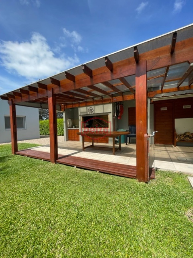 Casa ID.165932 - Venta. Playa Mansa. 3 Dormitorios. Excelente calidad constructiva.