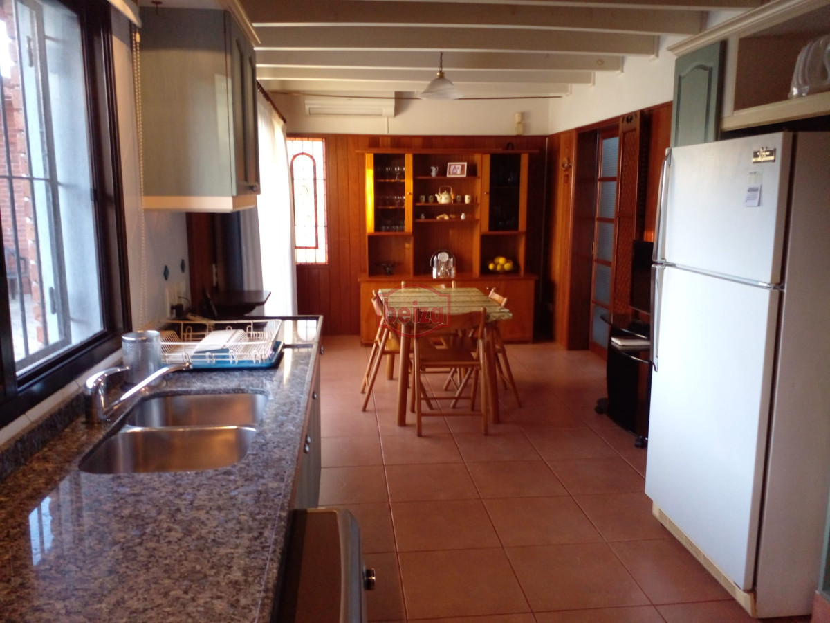 Casa ID.165809/VENDE-CHALET-TRES-DORMITORIOS-,-DOS-BAÑOS-Y-DORMITORIO-Y-BAÑO-DE-SERVICIO- - casa en venta