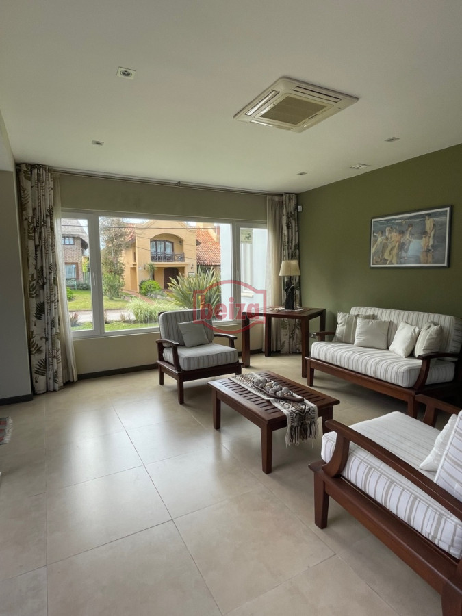 Casa ID.165932 - Venta. Playa Mansa. 3 Dormitorios. Excelente calidad constructiva.