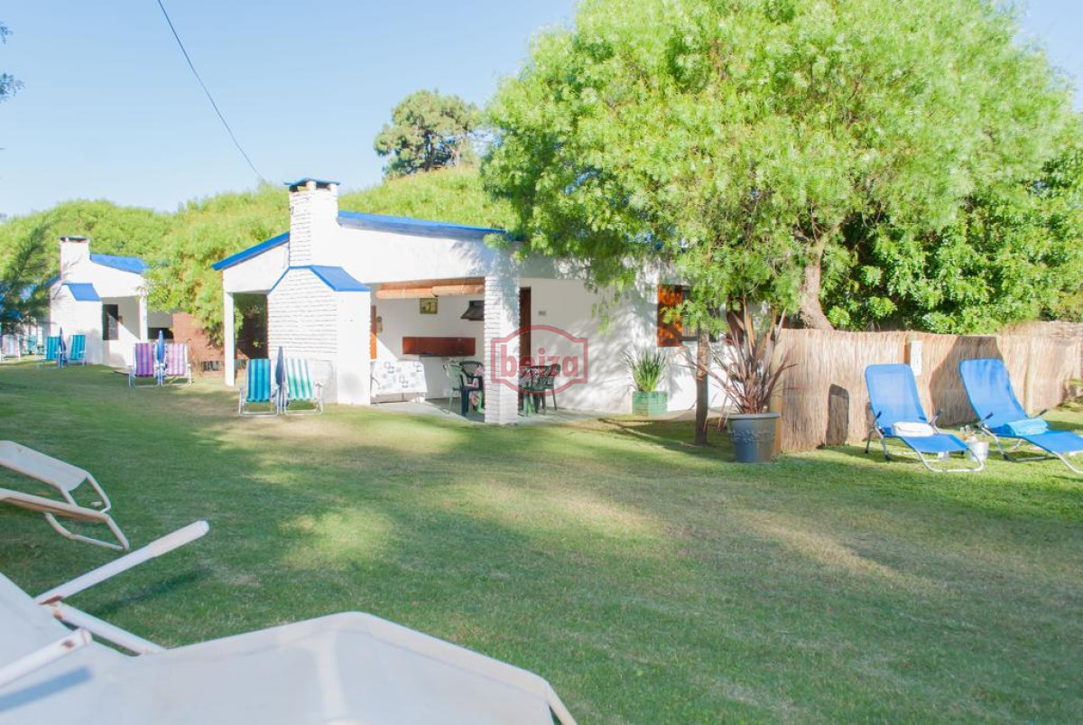 Casa ID.166884/Casa-de-3-dormitorios-en-Playa-Mansa.- - Venta Complejo de 7 Bungalows Bello Horizonte a pasos del Mar