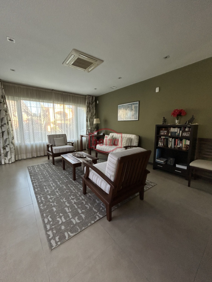 Casa ID.165932 - Venta. Playa Mansa. 3 Dormitorios. Excelente calidad constructiva.