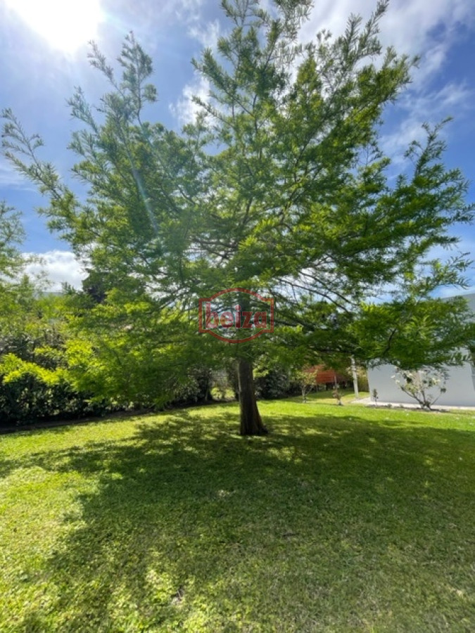 Casa ID.165932 - Venta. Playa Mansa. 3 Dormitorios. Excelente calidad constructiva.