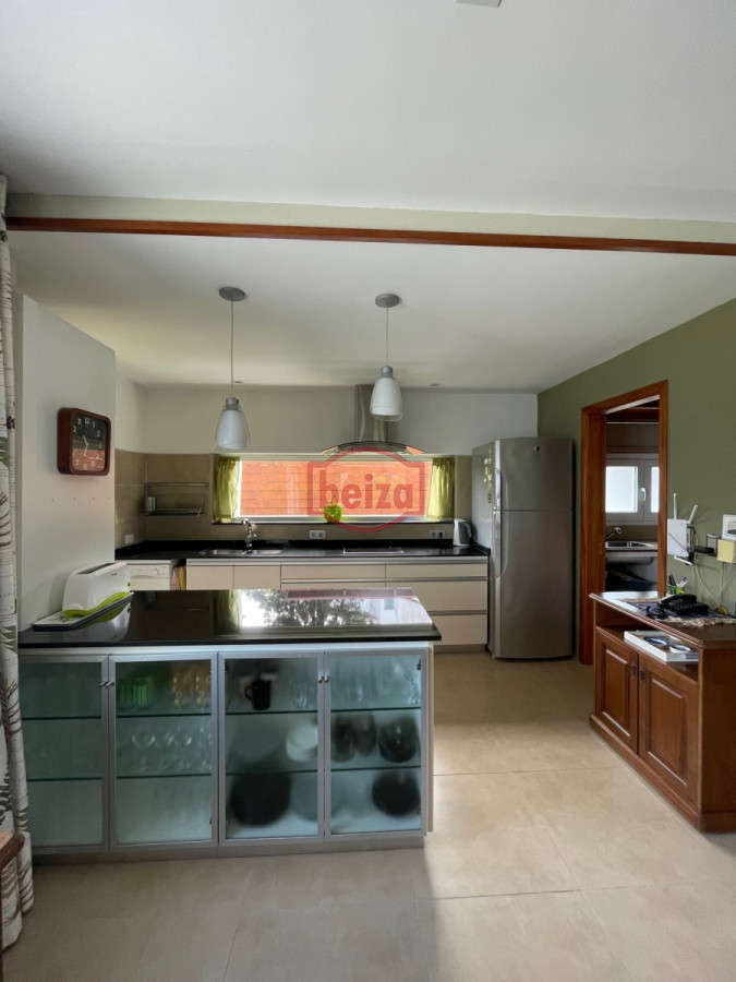 Casa ID.165932 - Venta. Playa Mansa. 3 Dormitorios. Excelente calidad constructiva.