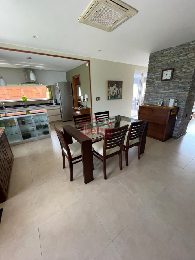 Casa ID.165932 - Venta. Playa Mansa. 3 Dormitorios. Excelente calidad constructiva.