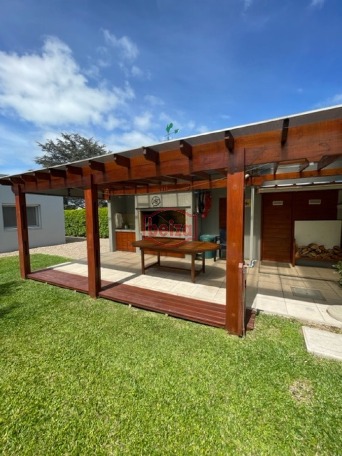 Casa ID.165932 - Venta. Playa Mansa. 3 Dormitorios. Excelente calidad constructiva.