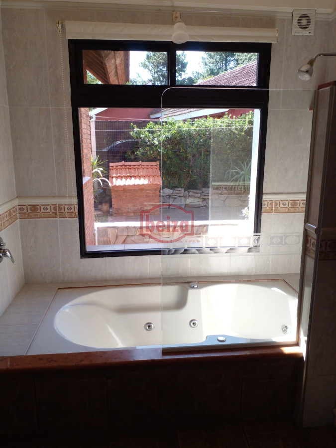 Casa ID.165809/VENDE-CHALET-TRES-DORMITORIOS-,-DOS-BAÑOS-Y-DORMITORIO-Y-BAÑO-DE-SERVICIO- - casa en venta