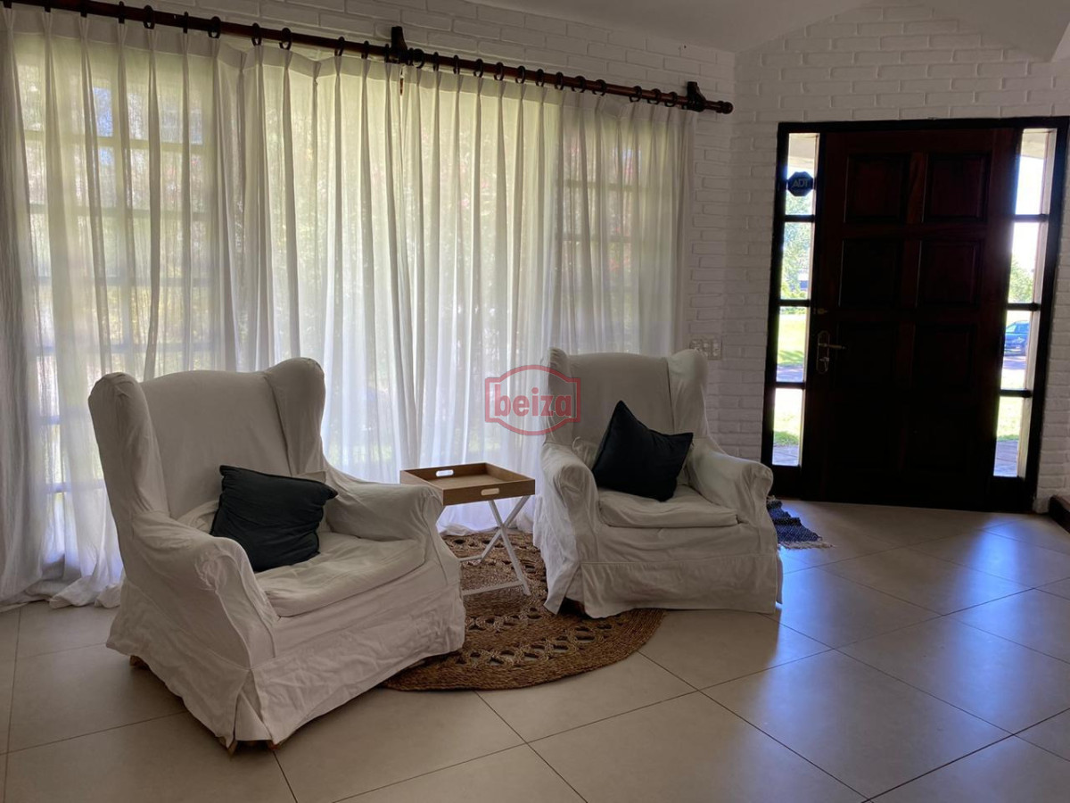 Casa ID.163129/Casa-en-Mansa,-5-dormitorios-* - casa muy bien ubicada en alquiler