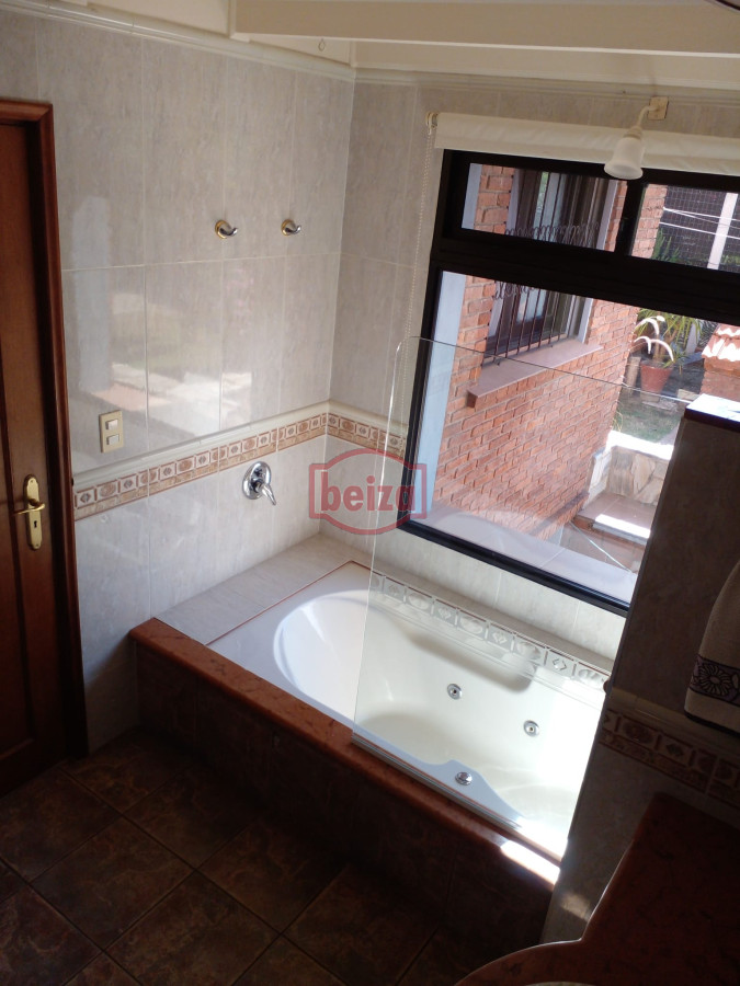 Casa ID.165809/VENDE-CHALET-TRES-DORMITORIOS-,-DOS-BAÑOS-Y-DORMITORIO-Y-BAÑO-DE-SERVICIO- - casa en venta