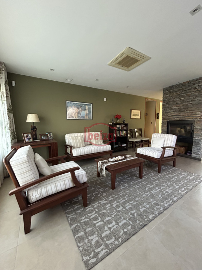 Casa ID.165932 - Venta. Playa Mansa. 3 Dormitorios. Excelente calidad constructiva.